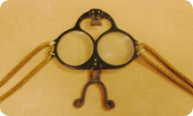 角製・強拡大用ひも付き鼻当て付き眼鏡〔1600-1700年代〕 