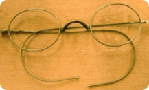 木製手持ち式メガネ（複製）〔1707年〕 