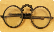 木製手持ち式メガネ（複製）〔1707年〕
