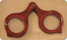 木製リベットメガネ（複製）〔1350年代〕 