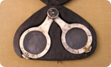 象牙製リベットメガネ（複製）〔1350年代〕 